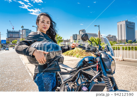 大型クルーザーバイクで横浜ツーリングをする女性ライダー 大型クルーザーバイクで横浜ツーリングをする女性ライダー 94212590