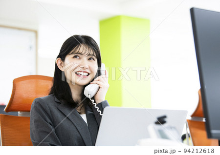 ビジネス オフィス 電話 女性 通話 笑顔 ビジネス オフィス 電話 女性 通話 笑顔 94212618