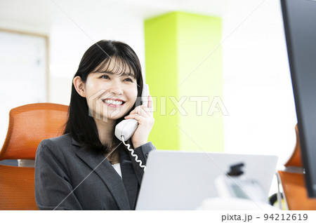 ビジネス　オフィス　電話　女性　通話　笑顔 94212619