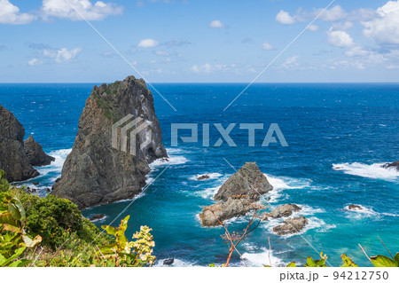 日本の渚百景 積丹岬・ 島武意海岸 堂々とした屏風岩と積丹ブルーの絶景 94212750