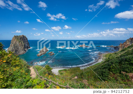日本の渚百景 積丹岬・ 島武意海岸 暗いトンネルを抜けるといきなり眼下に広がる積丹ブルーの絶景 94212752
