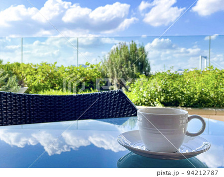 カフェテラスでコーヒーを 94212787