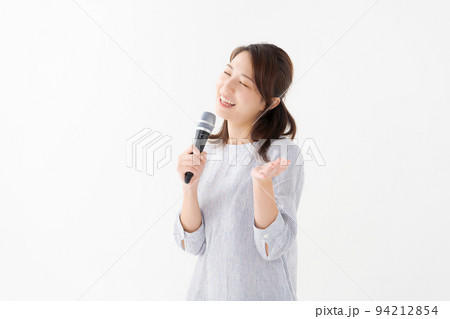 マイクを持つ女性 94212854