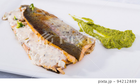 Roasted trout fillet with broccoli 94212889
