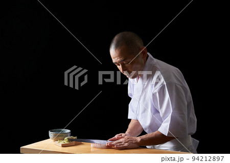 鯛の刺身を引く板前 鯛の刺身を引く板前 94212897