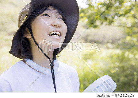 暑さ対策イメージ　クールネックリングと携帯扇風機で涼む子供 94212928