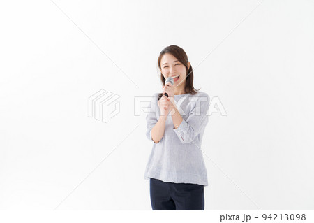 マイクを持つ女性 マイクを持つ女性 94213098