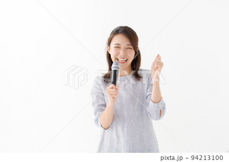 マイクを持つ女性 94213100
