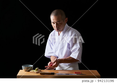 鮨を握る板前 94213196
