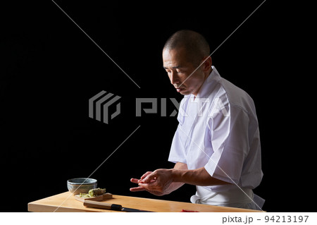 鮨を握る板前 94213197