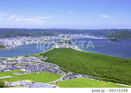 鏡山西展望台から見た美しい虹の松原と唐津市の町並み（佐賀県唐津市） 94213298