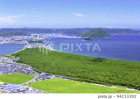 鏡山西展望台から見た美しい虹の松原と唐津市の町並み(佐賀県唐津市) 鏡山西展望台から見た美しい虹の松原と唐津市の町並み(佐賀県唐津市) 94213302