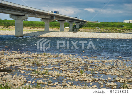 富山県富山市を流れる神通川での鮎釣り　新保大橋周辺にて 94213331
