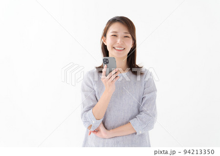 スマホを持つ女性 スマホを持つ女性 94213350