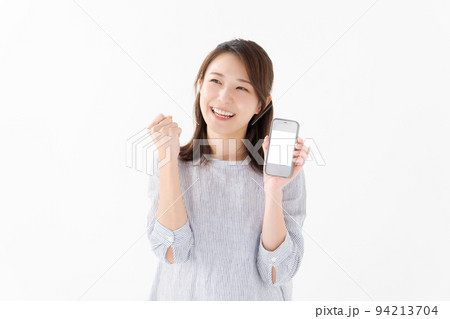 スマホを持つ女性 94213704
