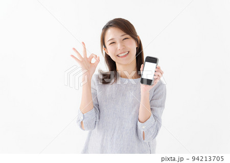 スマホを持つ女性 94213705