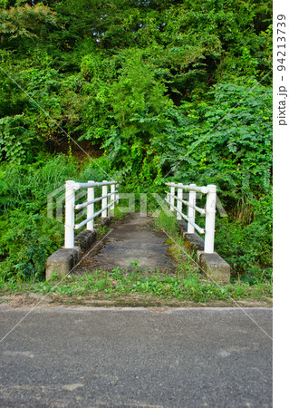 富山県富山市寺家地区を流れる急滝川に架かる橋 富山県富山市寺家地区を流れる急滝川に架かる橋 94213739