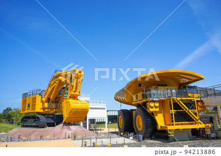 超大型のダンプカーとパワーショベルの展示と乗車体験施設｜石川県小松市 94213886