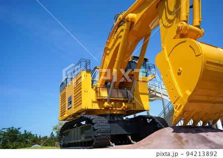 晴れの青空と黄色の車体が美しい超大型のパワーショベル｜石川県小松市 94213892