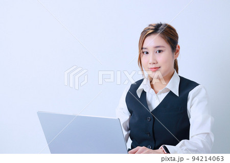 PC作業をする若い女性｜カメラ目線 94214063