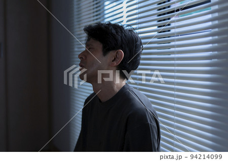 体調不良の男性 体調不良の男性 94214099
