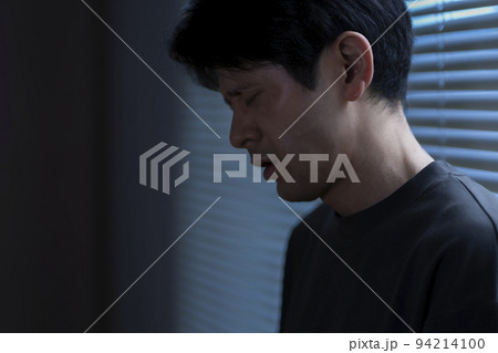 体調不良の男性 体調不良の男性 94214100