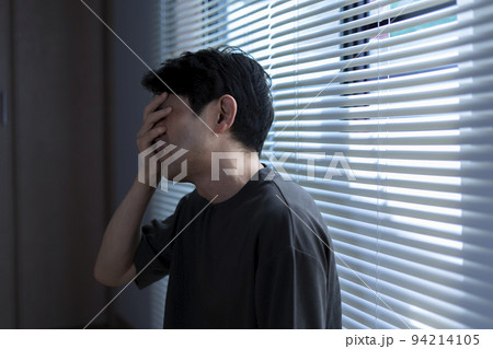 体調不良の男性 体調不良の男性 94214105