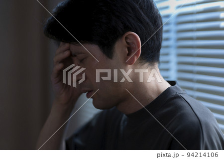 体調不良の男性 体調不良の男性 94214106