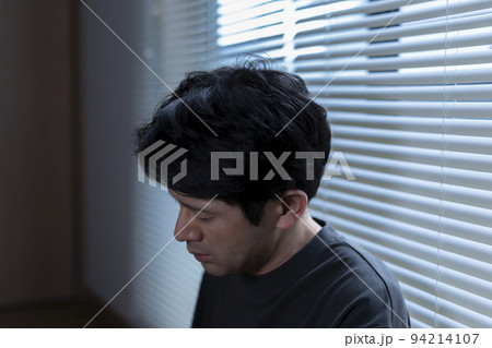 体調不良の男性　 94214107