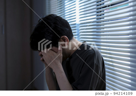 体調不良の男性　 94214109