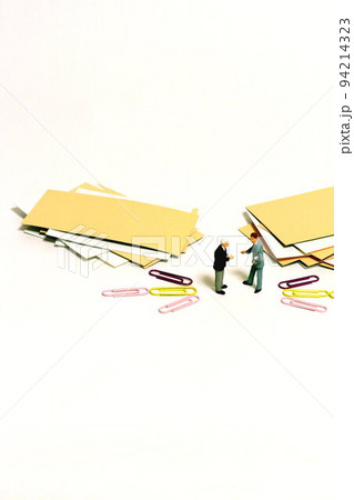 対話する二人の人物 two persons on dialog 対話する二人の人物 two persons on dialog 94214323