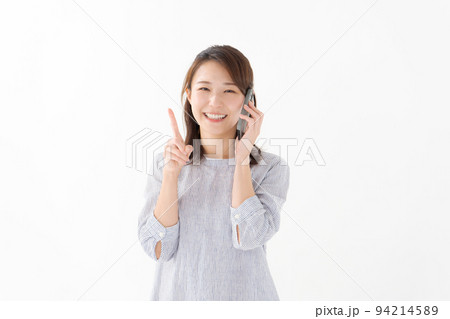 スマホを持つ女性 スマホを持つ女性 94214589