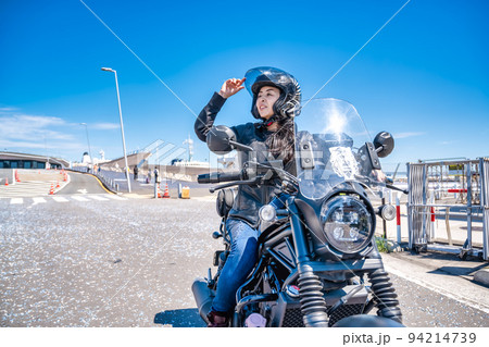 大型クルーザーバイクで横浜ツーリングをする女性ライダー 94214739