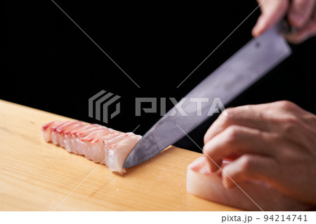 鯛の刺身を引く板前 94214741
