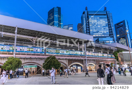 日本の東京都市景観 新橋駅などを望む(夜景) 日本の東京都市景観 新橋駅などを望む(夜景) 94214829