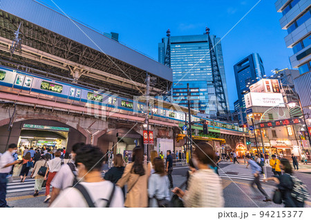 日本の東京都市景観 7週世界最多・死者数4週世界2番目。行動制限なし…新橋駅前には多くの人が…＝5日 94215377