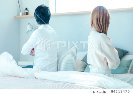 寝室で喧嘩する男女　marital quarrel 94215479