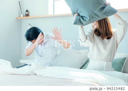 寝室で喧嘩する男女　marital quarrel 94215482