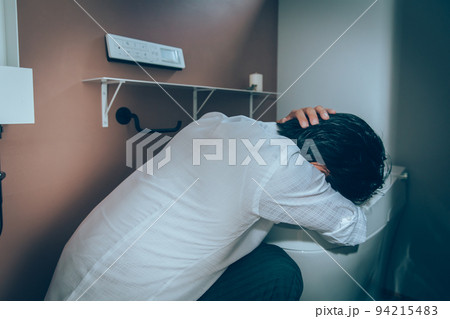 二日酔いの男性 hangover 二日酔いの男性 hangover 94215483