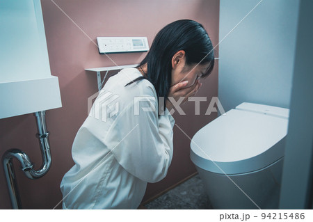 トイレで嘔吐する女性　vomiting 94215486