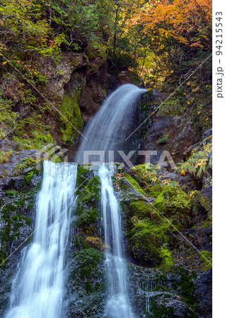 秋色に染まる　回顧（みかえり）の滝　秋田県 94215543