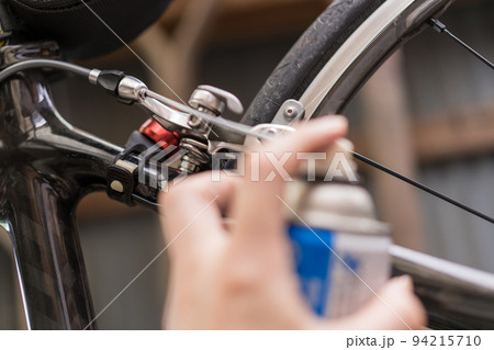 自転車整備 リアブレーキのワイヤーにオイルをスプレー 自転車整備 リアブレーキのワイヤーにオイルをスプレー 94215710