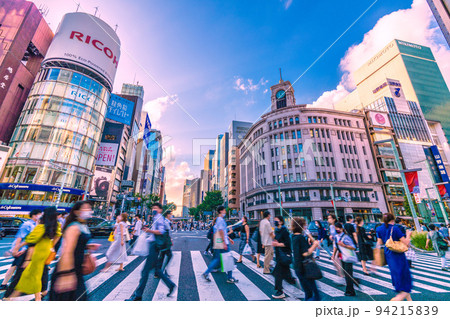 日本の東京都市景観 7週世界最多・死者数4週世界2番目。行動制限なし…銀座には多くの人出＝9月5日 94215839