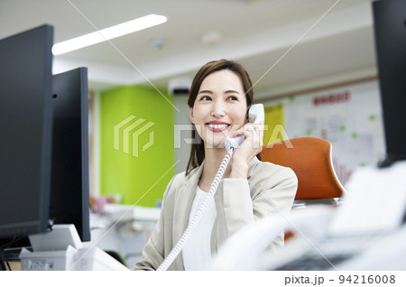 ビジネス オフィス 電話 女性 通話 笑顔 ビジネス オフィス 電話 女性 通話 笑顔 94216008