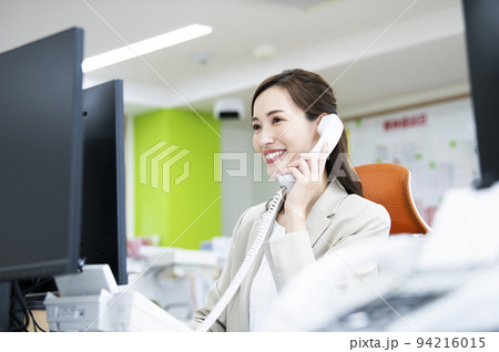 ビジネス オフィス 電話 女性 通話 笑顔 ビジネス オフィス 電話 女性 通話 笑顔 94216015