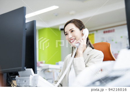 ビジネス　オフィス　電話　女性　通話　笑顔 94216016