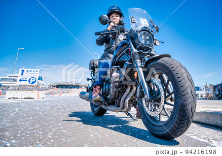 大型クルーザーバイクで横浜ツーリングをする女性ライダー 94216198