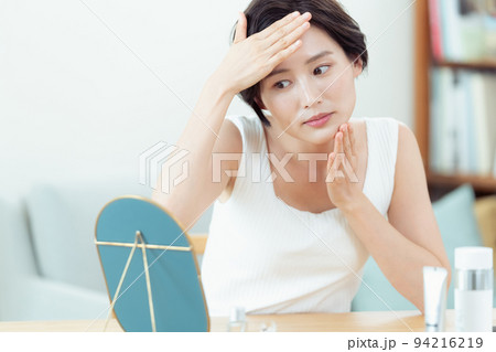 リビングで肌のケアをする女性 94216219