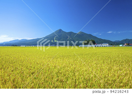 田園と磐梯山 94216243