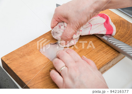 【ミドル主婦がスルメイカをさばく 布巾でえんぺらも皮を剥ぐ】 【ミドル主婦がスルメイカをさばく 布巾でえんぺらも皮を剥ぐ】 94216377